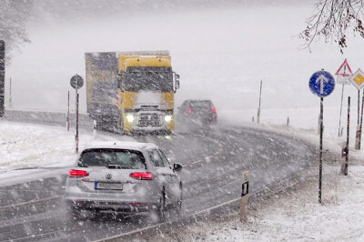 Schneefall sorgt für Verkehrsbehinderungen: Mehrere LKW bleiben liegen