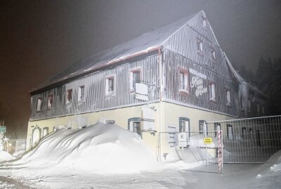 Schneefall sorgt im Erzgebirge weiterhin für Behinderungen - DieSchneehaufen an den Gebäuden und am Straßenrand sind hier mehrere Meter hoch. Foto: André März