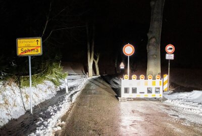 Schneefall sorgt im Erzgebirge weiterhin für Behinderungen - Mehrere Straßen mussten gesperrt werden. Foto: André März