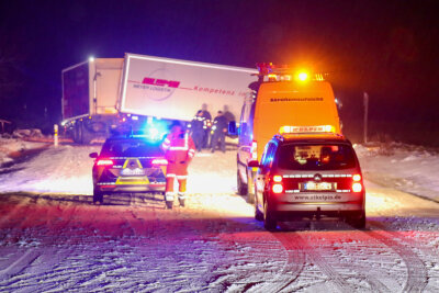 Schneefall über Nacht legt Verkehr rund um Schneeberg lahm
