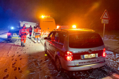 Schneefall über Nacht legt Verkehr rund um Schneeberg lahm
