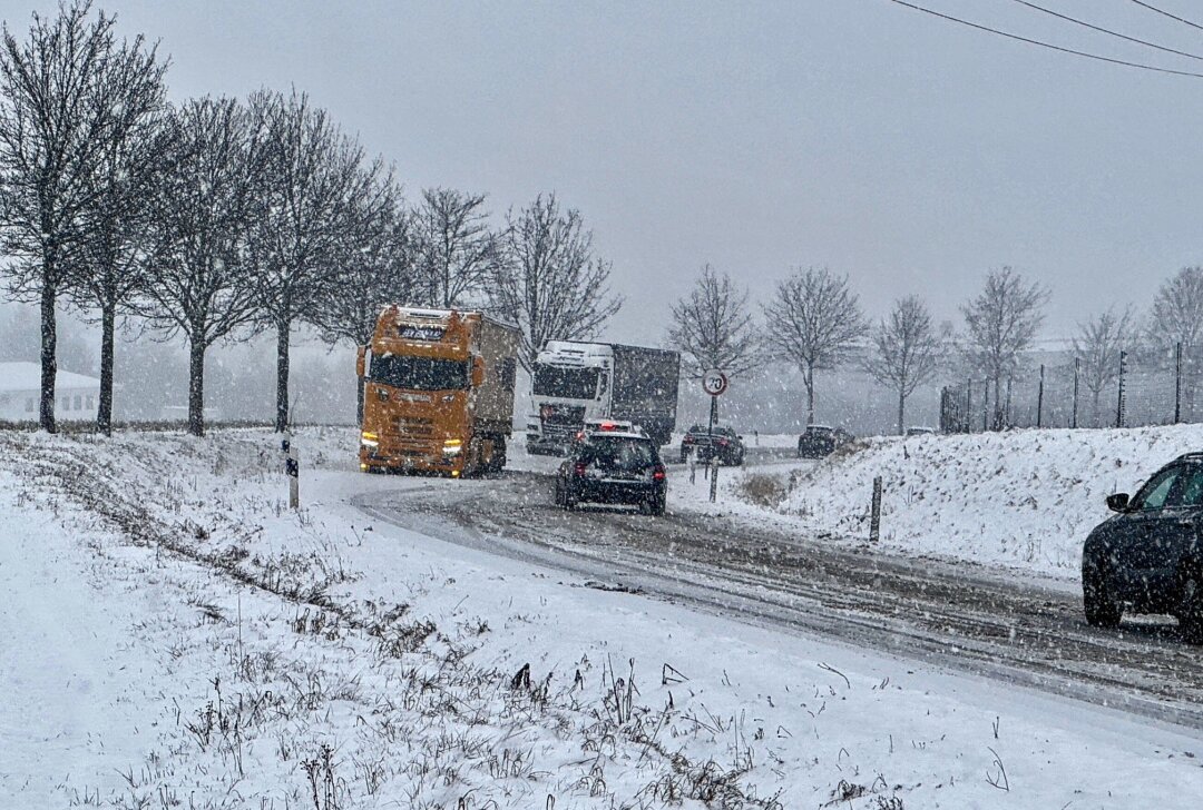 Schneefall und liegengebliebene LKW behindern Verkehr - Durch den Schneefall kommt es immer wieder zu Verkehrsbehinderungen. Foto: Daniel Unger