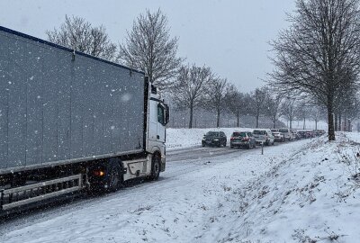Schneefall und liegengebliebene LKW behindern Verkehr - Durch den Schneefall kommt es immer wieder zu Verkehrsbehinderungen. Foto: Daniel Unger