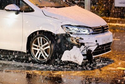 Schneefall: Verletzte bei Kreuzungscrash in Chemnitz - Am Samstagabend ist es in Chemnitz zu einem Vorfahrtsunfall zwischen zwei PKWs gekommen. Foto: Harry Härtel