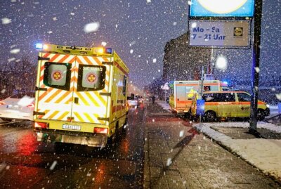 Schneefall: Verletzte bei Kreuzungscrash in Chemnitz - Am Samstagabend ist es in Chemnitz zu einem Vorfahrtsunfall zwischen zwei PKWs gekommen. Foto: Harry Härtel