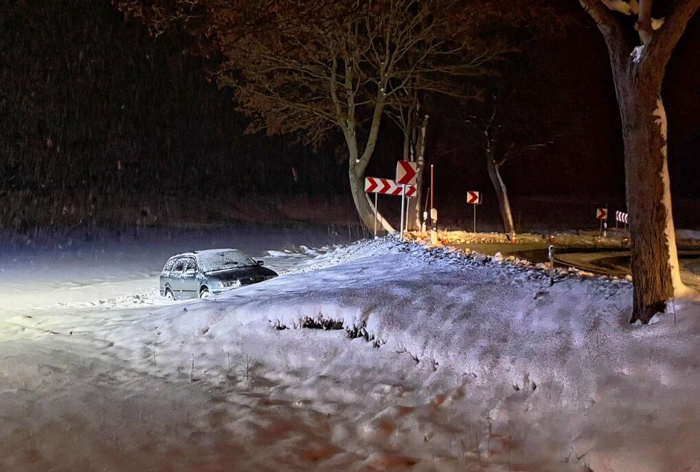 Schneeglätte in Grünhain-Beierfeld: Auto kommt von Straße ab - Ein Auto kam von der Straße ab. Foto: Daniel Unger