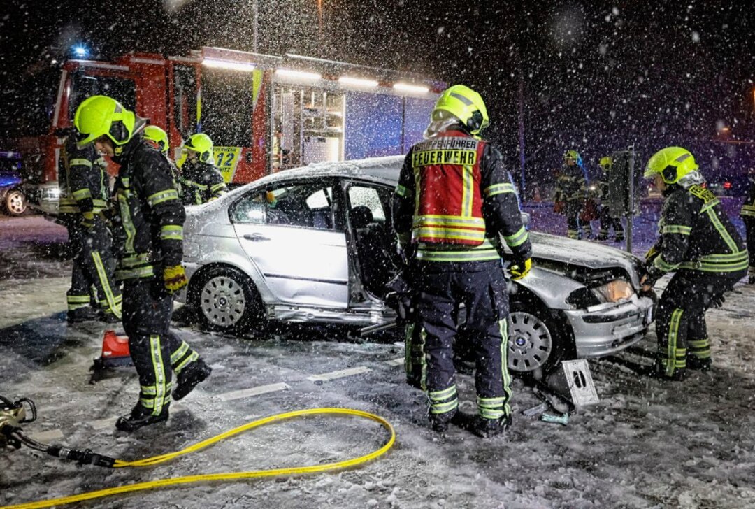 Schneeglätte sorgt für Unfall in Chemnitz: Eine Person schwer verletzt - Am Freitagabend kam es auf der Zschopauer Straße in Chemnitz zu einem Verkehrsunfall mit drei verletzten Personen. Foto: ChemPic