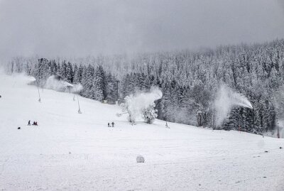Schneekanonen in Energiekrise: Kritik von zwei grünen Politikern -  In Oberwiesenthal laufen die Schneekanonen und Schneelanzen auf Hochtouren. Foto: André März