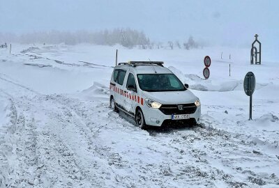 Schneesturm auf Fichtelberg: Straßen vollgesperrt - Autos stecken fest - Aufgrund der starken Schneeverwehungen sind die Straßen auf der tschechischen Seite voll gesperrt. Foto: Daniel Unger