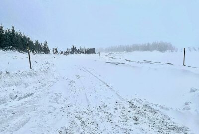 Schneesturm auf Fichtelberg: Straßen vollgesperrt - Autos stecken fest - Aufgrund der starken Schneeverwehungen sind die Straßen auf der tschechischen Seite voll gesperrt. Foto: Daniel Unger
