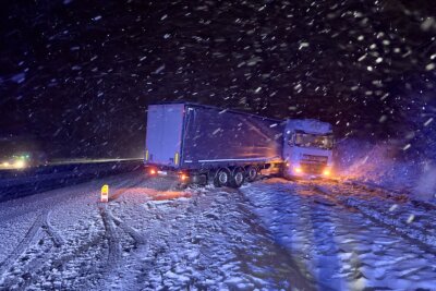 Schneesturm und Starkschneefall sorgen für Verkehrsbehinderungen - LKW steht auf der A72 quer. 