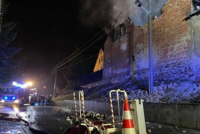 Schneidenbach: Großbrand wütet - Gebäude droht einzustürzen - 