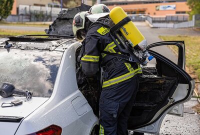 Schnelles Handeln verhindert Schlimmeres: Fahrzeugbrand in Auerbach - Am Freitag gegen 12.15 Uhr wurde die Freiwillige Feuerwehr von Auerbach zu einem Fahrzeugbrand auf der Badstraße gerufen. Foto: David Rötzschke