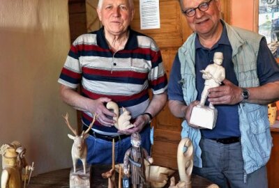 Schnitzer sind im Müllerhof aktiv - Karl-Heinz Steinbach (l.) und Arnim Kosenzky zeigen ihre Holzkunst.Foto: Andrea Funke
