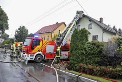 Schock: Blitz schlägt in Einfamilienhaus ein - Blitzeinschlag in Kuhschnappel in einem Einfamilienhaus in Ernst-Schneller-Straße. Foto: Andreas Kretschel