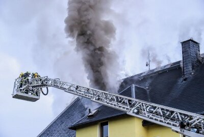 Schock in der Nacht: Dachstuhl brennt in Eibenstock - Dachstuhlbrand in einem Mehrfamilienhaus in Sosa. Foto: Niko Mutschmann