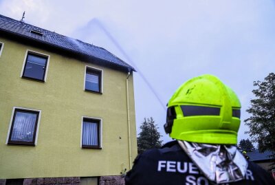 Schock in der Nacht: Dachstuhl brennt in Eibenstock - Dachstuhlbrand in einem Mehrfamilienhaus in Sosa. Foto: Niko Mutschmann