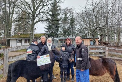 Schönberger Verein unterstützt Gnadenhof Ellefeld finanziell und mit Tiernahrung - Spendenübergabe im Gnadenhof für Tiere in Ellefeld. Foto: Verein