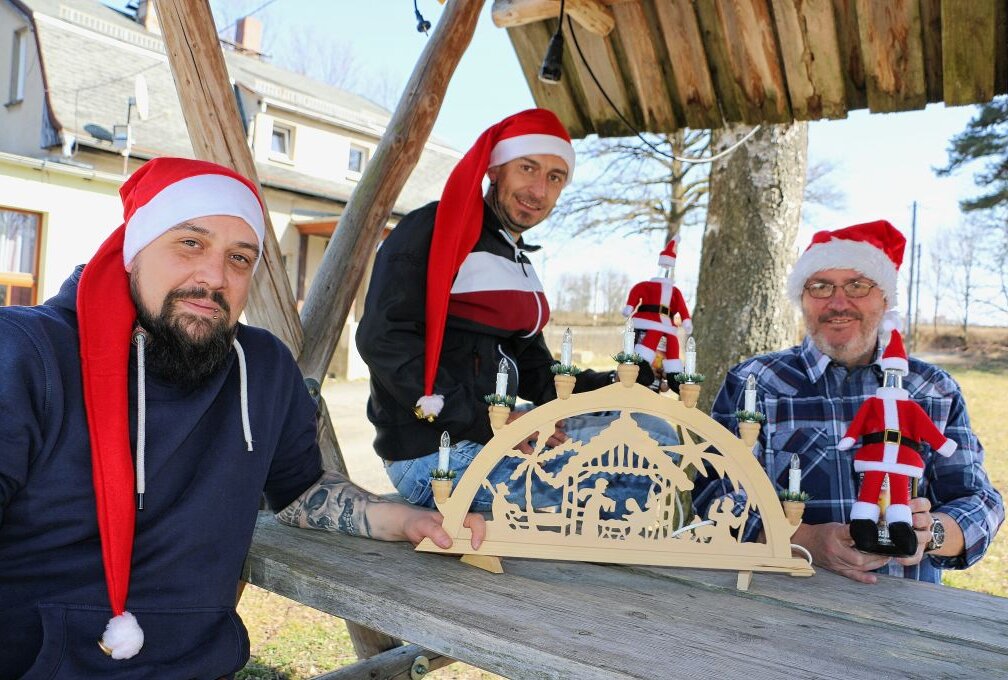 Gut vorbereitet auf den Weihnachtsmarkt sind Erik Herrmann, Marcel Schneider und Sven Ehrhardt (von links). Foto: Simone Zeh
