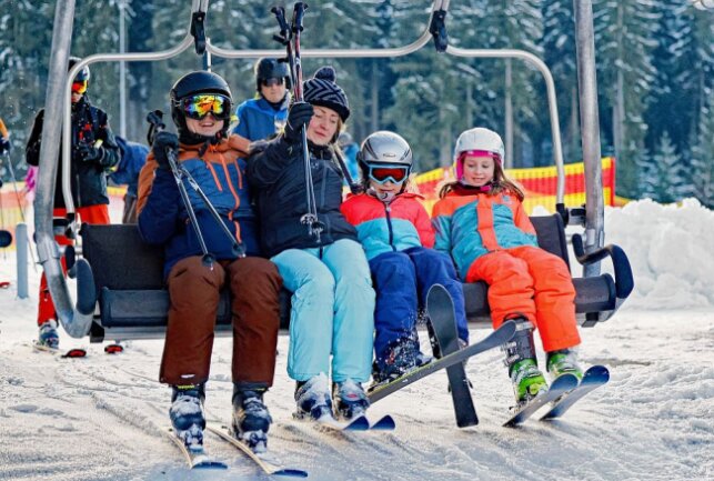 Schöneck empfängt Wintersportfans - Vierer-Sessellift befördern Ski- und Snowboardfahrer von der Talstation wieder hinauf auf den Berg. Foto: Thomas Voigt