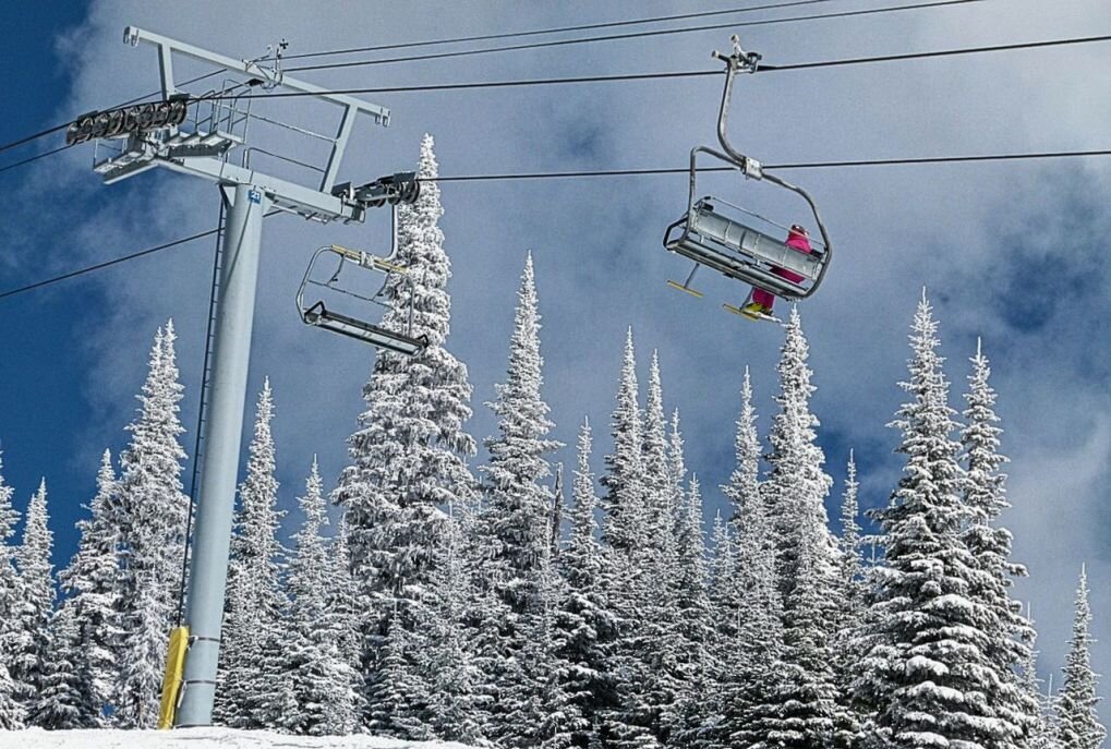 Schöneck: Kind stürzt neun Meter tief aus Sessellift - Symbolbild. Skilift in einem Skigebiet. Foto: ArtTower / Pixabay