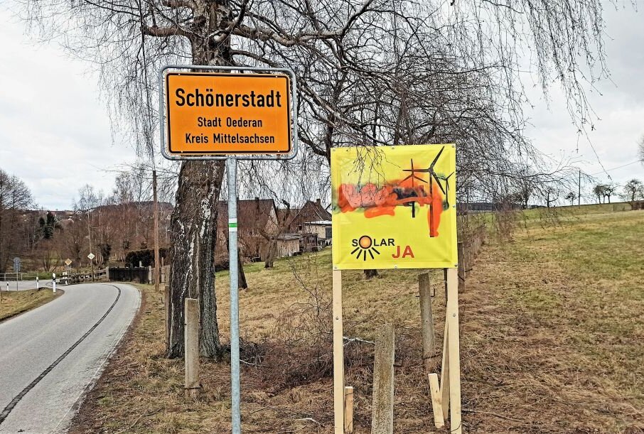 Im Oederaner Ortsteil Schönerstadt wurde Plakate und Hauswände beschmiert. Die Taten wurden zur Anzeige gebracht. Fotos: Uwe Klöden