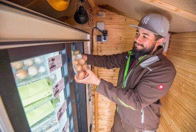Schönheide hat jetzt einen Eierautomaten -  Sascha Flechsig, Inhaber der Fauna, hatte die Idee. Foto: Georg Ulrich Dostmann