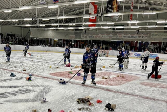 Schönheide holt Heimsieg gegen Niesky - Zum Teddy-Toss-Spiel haben Fans Plüschtiere für den guten Zweck aufs Eis geworfen. Foto: Ralf Wendland
