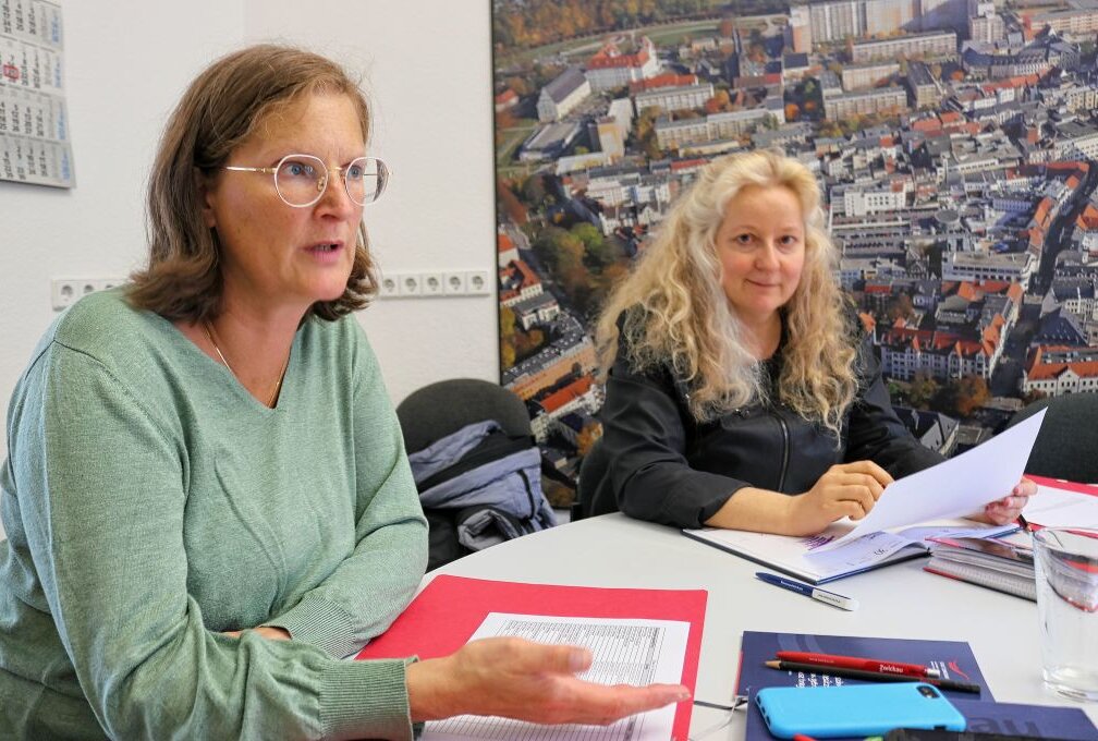 Die Stadtmanagerin Ariane Spiekermann und die IHK-Mitarbeiterin Kathrin Stiller beim Treffen der Fachjury. Foto: Ludmila Thiele