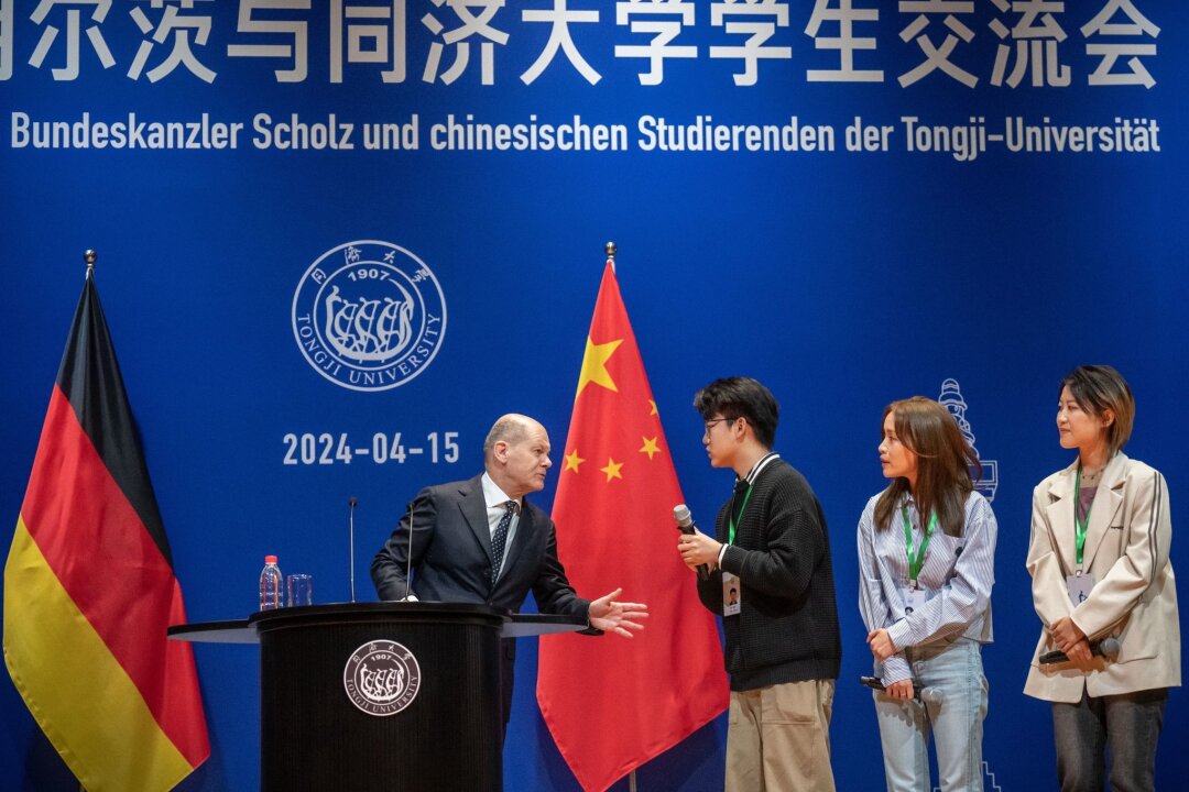 Scholz gibt an chinesischer Uni Cannabis-Tipps - Bundeskanzler Olaf Scholz nimmt an einer Townhall mit Studierenden an der Tongji-Universität teil.