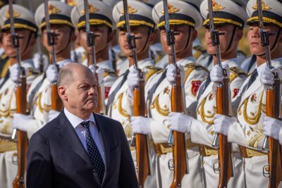 Scholz und Xi wollen Frieden in der Ukraine - Bundeskanzler Olaf Scholz wird mit militärischen Ehren empfangen.