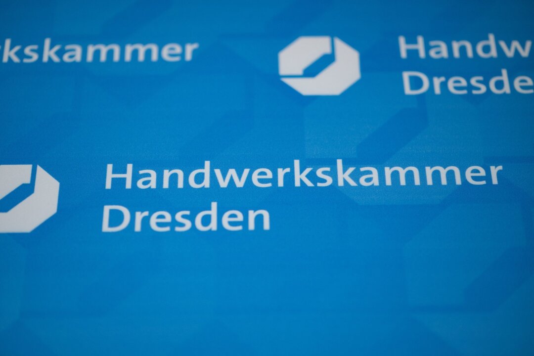 Schon mehr als 500 Lehrverträge in Ostsachsen unterschrieben - Der Schriftzug „Handwerkskammer Dresden“ steht auf einem Banner.