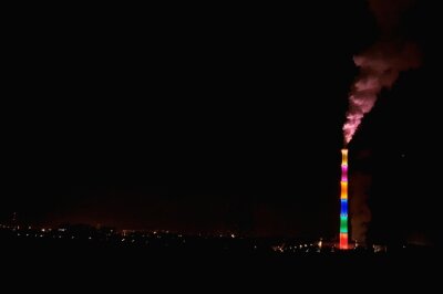 Schon seit 2017: "Lulatsch" erleuchtet die Chemnitzer Nacht - 168 LED-Leuchten lassen den Schornstein auch in der Nacht zu einem Farbkleks in der Landschaft werden. 