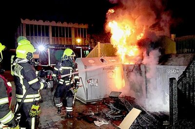 Schon wieder: Feuerwehr rückt zu Containerbrand aus - Containerbrand in Chemnitz. Foto: Harry Härtel
