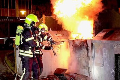 Schon wieder: Feuerwehr rückt zu Containerbrand aus - Containerbrand in Chemnitz. Foto: Harry Härtel