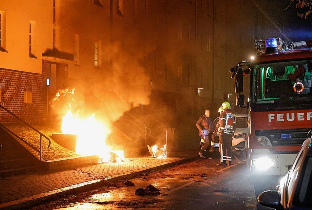 Auf dem Thüringer Weg brannten gestern Abend Mülltonnen. Foto: Harry Härtel/Haertelpress