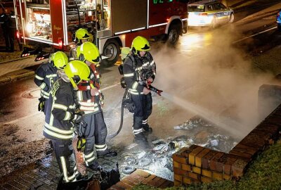Schon wieder: Mülltonnen stehen in Flammen - Auf dem Thüringer Weg brannten gestern Abend Mülltonnen. Foto: Harry Härtel/Haertelpress