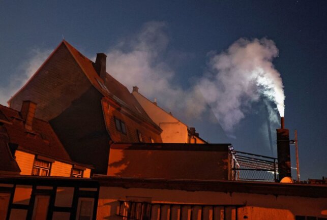 In der Osternacht brennt ein Schornstein. Foto: Andreas Kretschel