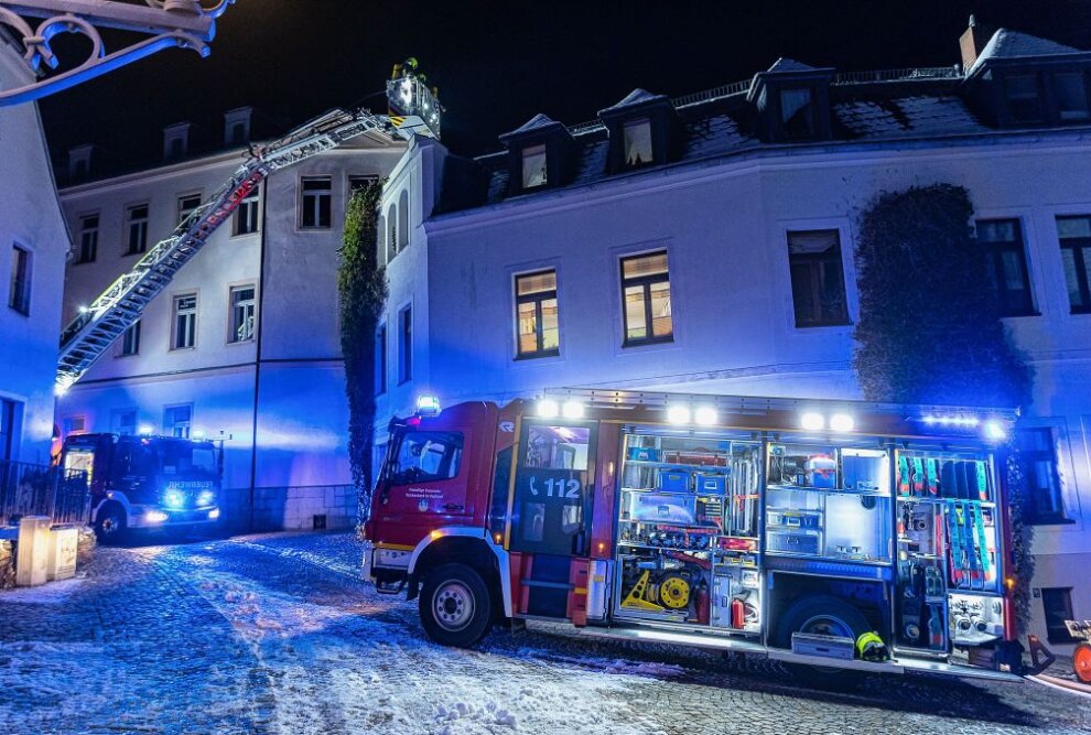 Gestern Abend rückte die Feuerwehr aus Reichenbach zu einem Einsatz aus. Auf einem Haus brannte ein Schornstein. Foto: B&S/David Rötzschke 