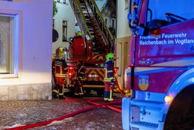 Schornstein in Reichenbach steht in Flammen - Gestern Abend rückte die Feuerwehr aus Reichenbach zu einem Einsatz aus. Auf einem Haus brannte ein Schornstein. Foto: B&S/David Rötzschke 
