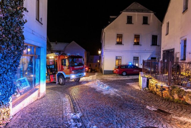 Gestern Abend rückte die Feuerwehr aus Reichenbach zu einem Einsatz aus. Auf einem Haus brannte ein Schornstein. Foto: B&S/David Rötzschke 