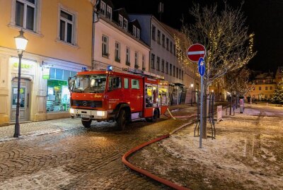 Schornstein in Reichenbach steht in Flammen - Gestern Abend rückte die Feuerwehr aus Reichenbach zu einem Einsatz aus. Auf einem Haus brannte ein Schornstein. Foto: B&S/David Rötzschke 