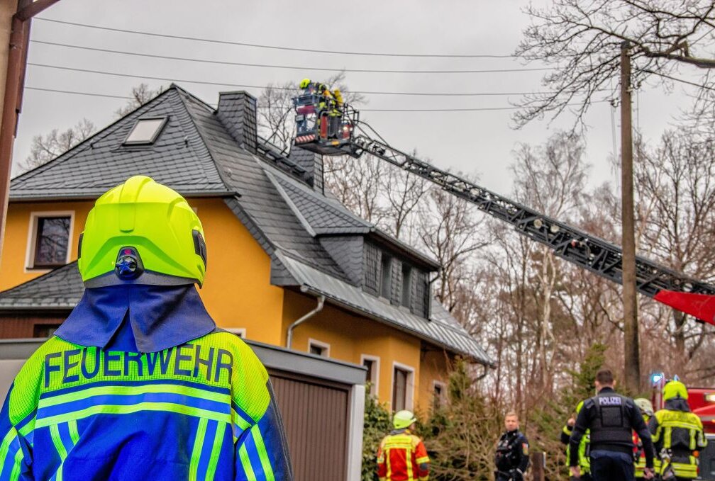 Am Dienstagabend wurden die Feuerwehren aus Thalheim und Gornsdorf zu einem Schornsteinbrand nach Thalheim gerufen. Foto: B&S/Alexander Wilhelm