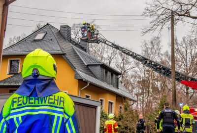 Schornsteinbrand in Thalheim: Mehrere Feuerwehren im Einsatz - Am Dienstagabend wurden die Feuerwehren aus Thalheim und Gornsdorf zu einem Schornsteinbrand nach Thalheim gerufen. Foto: B&S/Alexander Wilhelm