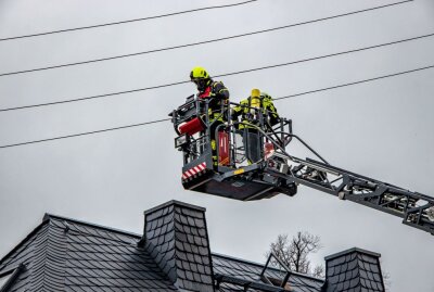 Schornsteinbrand in Thalheim: Mehrere Feuerwehren im Einsatz - Am Dienstagabend wurden die Feuerwehren aus Thalheim und Gornsdorf zu einem Schornsteinbrand nach Thalheim gerufen. Foto: B&S/Alexander Wilhelm