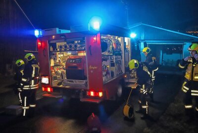 Schornsteinbrand in Zschorlau beschäftigt Feuerwehr mehrere Stunden - Feuerwehr im Einsatz. Foto: Niko Mutschmann