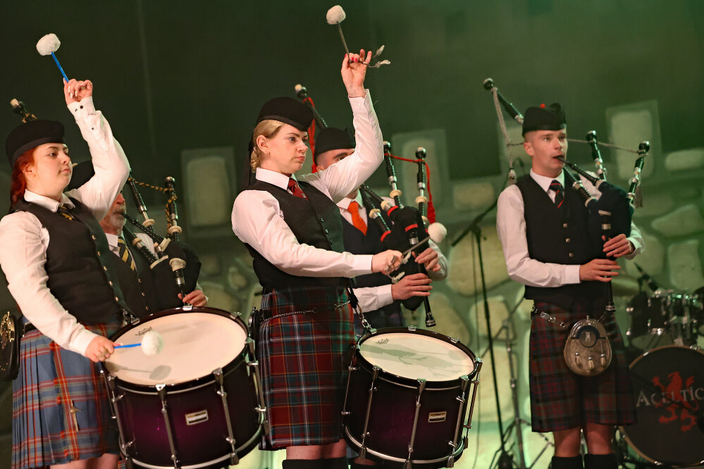 In traditionellem Outfit begeisterten die Schotten das Publikum im Parktheater.  Foto: Thomas Voigt 