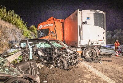 Schrecklicher Unfall auf der A17: LKW rast in Stauende - LKW rast auf A17 in Stauende. Foto: Marko Förster