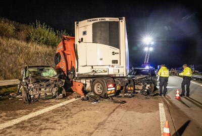 Schrecklicher Unfall auf der A17: LKW rast in Stauende - LKW rast auf A17 in Stauende. Foto: Marko Förster