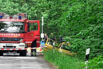 Schrecklicher Unfall in Chemnitz: Fahrer soll Kopf verloren haben - Feuerwehr und Notarzt war ebenfalls im Einsatz. Foto: Harry Haertel